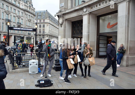 London, UK, März 2016, Dee Peacemaker Schnallen am Oxford Circus.Dee Peacemaker Afrika ist ein Edutainment-Reggae-Künstler aus Nigeria base UK. Er schreibt über soziale politische Ungerechtigkeit Afrika singt. Stockfoto