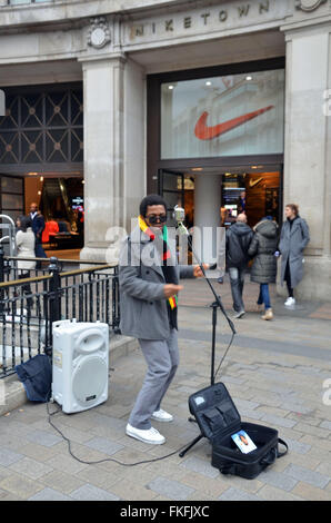 London, UK, März 2016, Dee Peacemaker Schnallen am Oxford Circus.Dee Peacemaker Afrika ist ein Edutainment-Reggae-Künstler aus Nigeria base UK. Er schreibt über soziale politische Ungerechtigkeit Afrika singt. Stockfoto