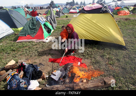 Idomeni, Griechenland. 8. März 2016. Flüchtling Frau kocht Mahlzeit in einem Heerlager in Griechenlands Nordgrenze Dorf von Idomeni am 8. März 2016. Tausende Flüchtlinge Stranden in der griechischen Nordgrenze Dorf von Idomeni, warten auf die Öffnung der Grenze zu überqueren in die ehemalige jugoslawische Republik Mazedonien (FYROM), ihre Reise fortzusetzen. Bildnachweis: Xinhua/Alamy Live-Nachrichten Stockfoto