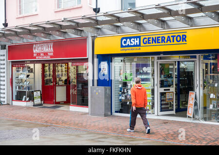 Stepney Street, eine der wichtigsten Einkaufsstraßen im rückläufigen Handel in Llanelli Stadtzentrum, Carmarthenshire, Wales, Großbritannien, Walisisch Stockfoto