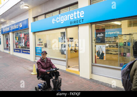 Überdachte markt Shopping Mall Area Zone mit, elektrische Zigarette, Shop, Store, in, Llanelli, Stadtzentrum, Carmarthenshire, Wales, Großbritannien, Großbritannien, England, Stockfoto