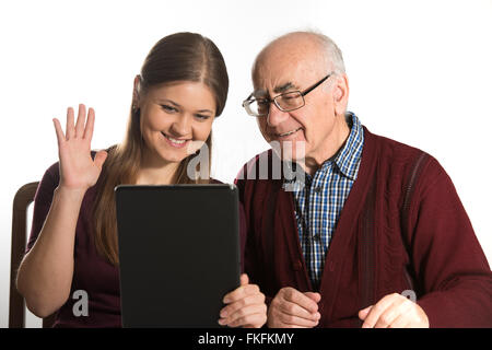 junge Frau und senior woman Chating mit Familie Tablet-computer Stockfoto