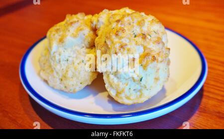 Cheddar Bay Knoblauch und Kräuter herzhafte Kekse Stockfoto