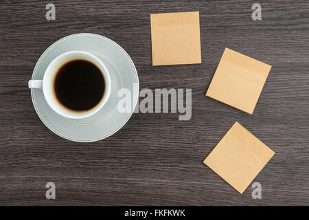 Selbstklebende Hinweis und Kaffee auf dem Schreibtisch, Aufkleber Stockfoto