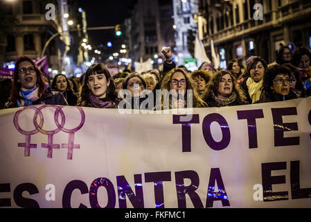 Barcelona, Katalonien, Spanien. 8. März 2016. Feministische Demonstranten marschieren hinter ihr Banner durch Barcelona auf der internationalen Frauen Tag Kredit: Matthias Oesterle/ZUMA Draht/Alamy Live News Stockfoto