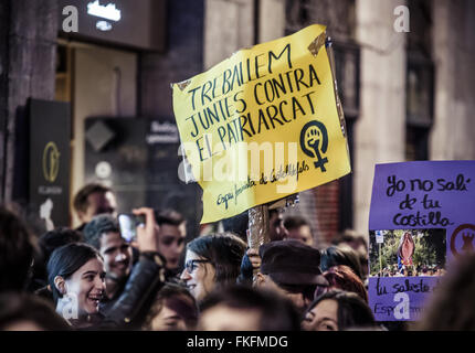 Barcelona, Katalonien, Spanien. 8. März 2016. Feministische Demonstranten marschieren durch Barcelona auf der internationalen Frauen Tag Kredit: Matthias Oesterle/ZUMA Draht/Alamy Live News Stockfoto