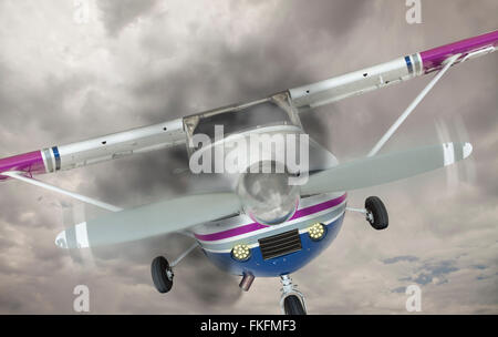 Die Cessna 172 mit Rauch aus den Motor gegen einen ominösen grauen Himmel. Stockfoto