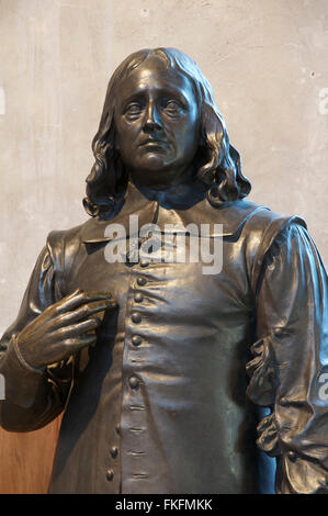 Literatur. Statue des englischen Dichters John Milton (1608-1674) in der Kirche von Saint Giles Cripplegate, wo der Schriftsteller begraben ist. London, England, UK. Stockfoto