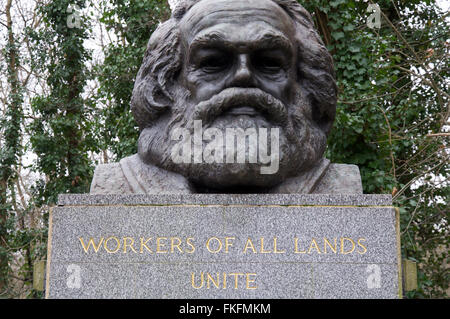 Eine große Bronzebüste markiert das Grab des deutschen politischen Philosophen Karl Marx. Highgate Cemetery, nördlich von London, England, Vereinigtes Königreich. Stockfoto