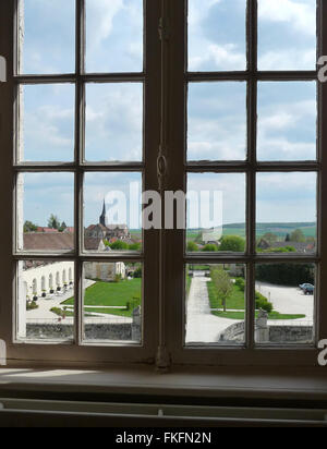 Blick aus dem Fenster im Chateau D'Etoges in Frankreich auf den gepflegten Garten und Wege Stockfoto