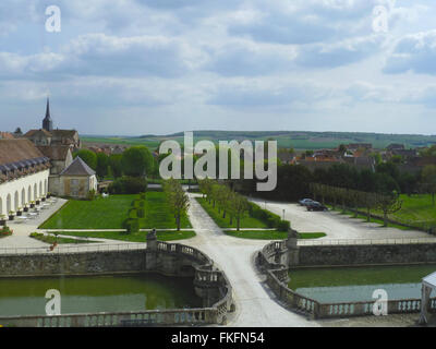 Chateau D'Etoges in Frankreich Blick über den Burggraben in Richtung orangerie Stockfoto