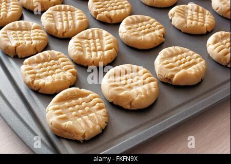 Peanut butter Cookie Teig auf ein Backblech bereit für den Backofen Stockfoto