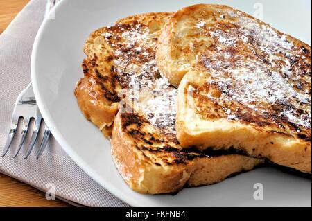 Platte von French Toast mit Puderzucker Nahaufnahme Stockfoto