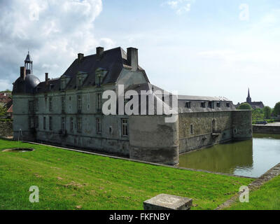 Chateau D'Etoges in Frankreich mit Wassergraben Stockfoto