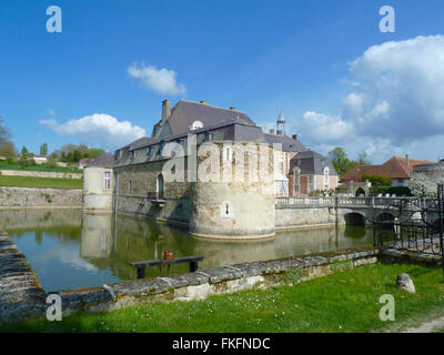 Chateau D'Etoges in Frankreich mit Wassergraben Stockfoto