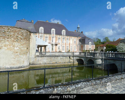 Chateau D'Etoges in Frankreich mit Wassergraben Stockfoto