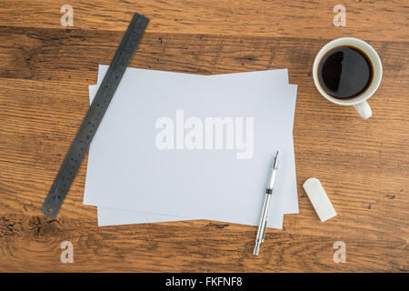 Papier, Radiergummi, Lineal und Druckbleistift mit Tasse Kaffee Stockfoto