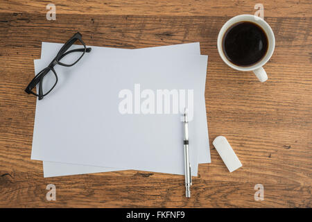 Papier, Radiergummi Lineal Gläser und Zeichenstift mit Tasse Kaffee Stockfoto