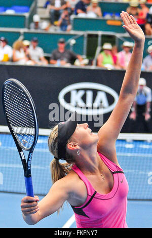 Auckland, Neuseeland. 6. Januar 2011. Maria Sharapova dient während der ASB-Klasse 2011. Fünfmalige Grand-Slam-Gewinner Tennisspielerin Maria Sharapova anerkannt versagt einen doping-Test bei Australian Open. © Shirley Kwok/Pacific Press/Alamy Live-Nachrichten Stockfoto