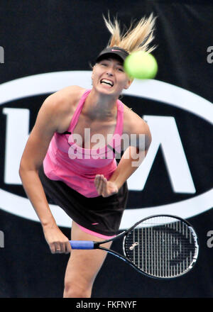 Auckland, Neuseeland. 6. Januar 2011. Maria Sharapova dient während der ASB-Klasse 2011. Fünfmalige Grand-Slam-Gewinner Tennisspielerin Maria Sharapova anerkannt versagt einen doping-Test bei Australian Open. © Shirley Kwok/Pacific Press/Alamy Live-Nachrichten Stockfoto