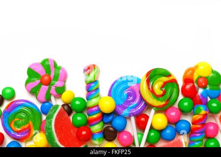 Unteren Rand einer Auswahl an bunten Bonbons vor einem weißen Hintergrund Stockfoto