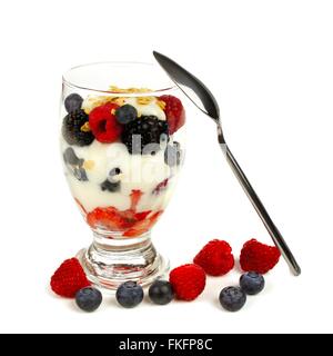 Gesund gemischte Beeren, Müsli und Joghurt Parfait mit schiefen Löffel über weiß Stockfoto