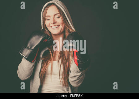 Ausübung der Kampf vorbereiten. Sportlichkeit und starken Körper. Glückliche junge Frau tragen Sportswear Boxen mit Gegner. Sport Stockfoto