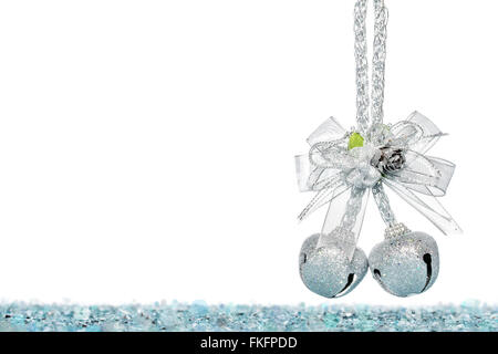 Luxus Silber Jingle Bells mit Bowknot, hängende Dekoration, isoliert auf weiss Stockfoto
