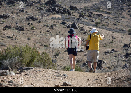 Paar, Wandern auf dem Lost Horse Mine Trail, Joshua Tree Nationalpark, Kalifornien, USA Stockfoto