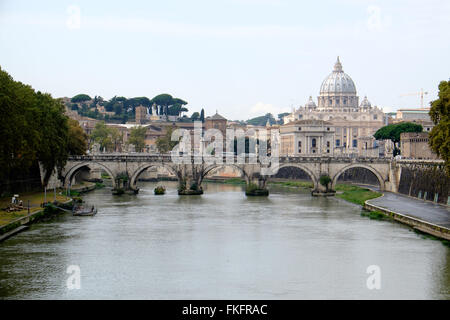 Der Petersdom sieht man oberhalb des Tibers und der Ponte Sant' Angelo Brücke in Rom, Italien. Stockfoto