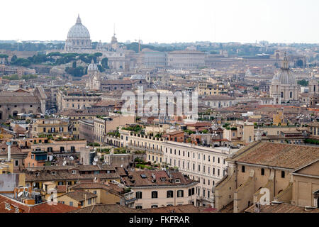 Die Roman Skyline St. Peters Basilika von der Innenstadt von Rom aus gesehen. Stockfoto