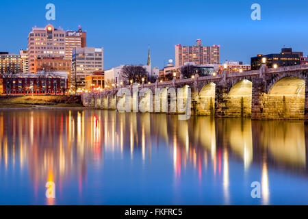 Harrisburg, Pennsylvania Skyline mit den historischen Market Street Bridge spiegelt sich auf den Susquehanna River in der Abenddämmerung Stockfoto