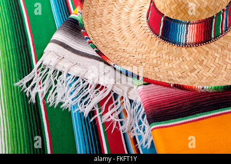 Traditionelle mexikanische Sarape decken oder Teppiche mit Sombrero. Stockfoto