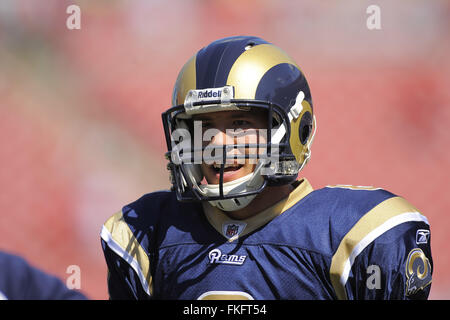 Tampa, Florida, Vereinigte Staaten von Amerika. 24. Oktober 2010. 24. Oktober 2010; Tampa, FL, USA; St. Louis Rams quarterback Sam Bradford (8) während der Rams-Spiel gegen die Tampa Bay Buccaneers im Raymond James Stadium. © Scott A. Miller/ZUMA Draht/Alamy Live-Nachrichten Stockfoto