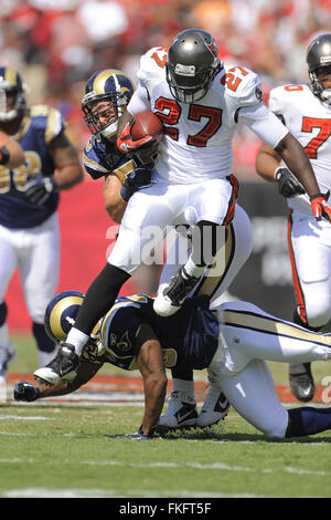 Tampa, Florida, Vereinigte Staaten von Amerika. 24. Oktober 2010. 24. Oktober 2010; Tampa, FL, USA; Tampa Bay Buccaneers Runningback LeGarrette Blount (27) springt die Verteidigung während der Bucs-Spiel gegen die St. Louis Rams im Raymond James Stadium. © Scott A. Miller/ZUMA Draht/Alamy Live-Nachrichten Stockfoto