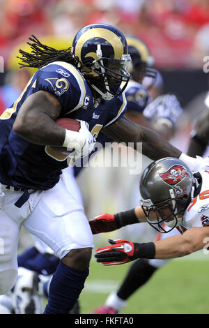 24. Oktober 2010 - USA Tampa, Florida, - 24. Oktober 2010; Tampa, FL, USA; St. Louis Rams Runningback Steven Jackson (39) Köpfe Upfield während seines Teams ist 18: 17-Niederlage gegen die Tampa Bay Buccaneers im Raymond James Stadium. (Kredit-Bild: © Scott A. Miller über ZUMA Draht) Stockfoto