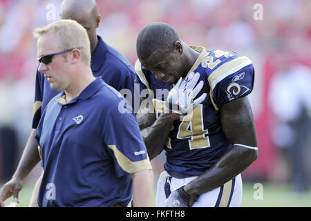 24. Oktober 2010 - USA Tampa, Florida, - 24. Oktober 2010; Tampa, FL, USA; TSt. Louis Rams Cornerback Ronald Bartell (24) wird aus dem Feld während der Rams 18: 17-Niederlage zu den Tampa Bay Buccaneers im Raymond James Stadium geholfen. (Kredit-Bild: © Scott A. Miller über ZUMA Draht) Stockfoto