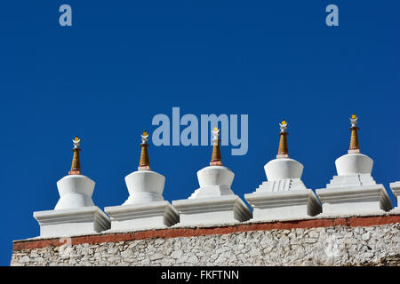 Weiße buddhistischen Stupa und blauer Himmel im Hintergrund in Thikse Kloster in Leh, Ladakh, Indien. Nahaufnahme Stockfoto