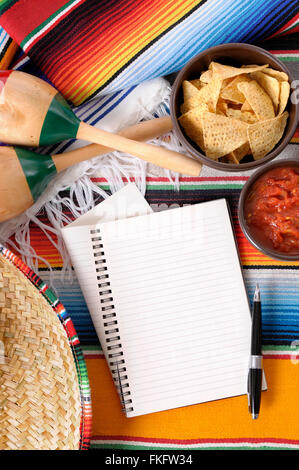 Mexikanischen Sombrero mit traditionellen decken, Nachos, Salsa-Dip und notebook Stockfoto