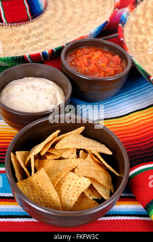 Mexikanische Sombreros und traditionellen Sarape decken mit Salsa-Dip und Tortilla Chips. Stockfoto
