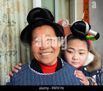 Zhouxi Miao Mädchen Trachten tragen, während die Lusheng-Festival. Stockfoto