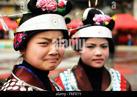 Zhouxi Miao Mädchen Trachten tragen, während die Lusheng-Festival. Stockfoto