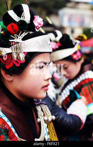 Zhouxi Miao Mädchen Trachten tragen, während die Lusheng-Festival. Stockfoto