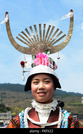 Zhouxi Miao Mädchen Trachten tragen, während die Lusheng-Festival. Stockfoto