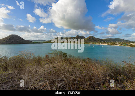 Tropischer Strand von Antigua Insel Karibik mit weißen Sand, türkisfarbenes Meer Wasser und blauer Himmel Stockfoto