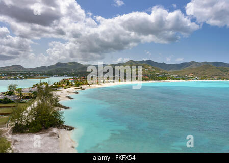 Tropischer Strand von Antigua Insel Karibik mit weißen Sand, türkisfarbenes Meer Wasser und blauer Himmel Stockfoto