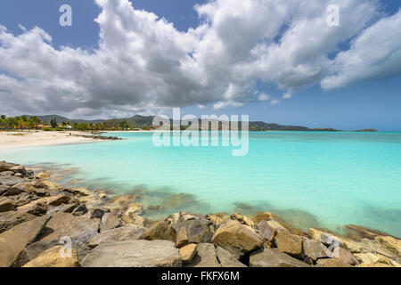 Tropischer Strand von Antigua Insel Karibik mit weißen Sand, türkisfarbenes Meer Wasser und blauer Himmel Stockfoto