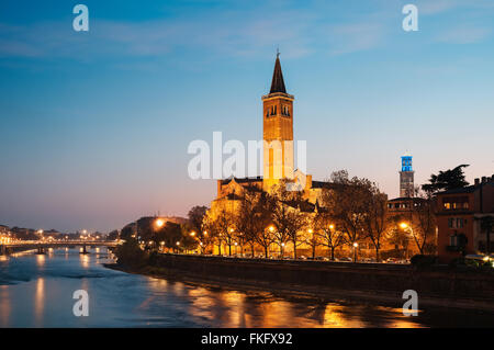 Verona, Italien-Dezember 7; 2011: Kirche Sant und Etsch in der Nacht. Stockfoto