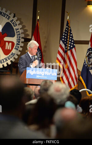 Bridgeton, Missouri, USA. 23. März 2010. Ehemaliger Präsident Bill Clinton spricht an Unterstützer der Frau und Kandidaten Hillary Clinton, in District 9 Maschinisten Hall in Bridgeton, außerhalb St. Louis. Bildnachweis: Gino's Premium Bilder/Alamy Live-Nachrichten Stockfoto