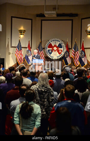 Bridgeton, Missouri, USA. 23. März 2010. Der ehemalige Präsident Bill Clinton spricht an Unterstützer bei der Werbetätigkeit für seine Frau und seine demokratische Präsidentschaftskandidatin Hillary Clinton, in District 9 Maschinisten Hall in Bridgeton, einem Vorort von St. Louis. Bildnachweis: Gino's Premium Bilder/Alamy Live-Nachrichten Stockfoto